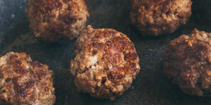meatballs of beef: frying meatballs