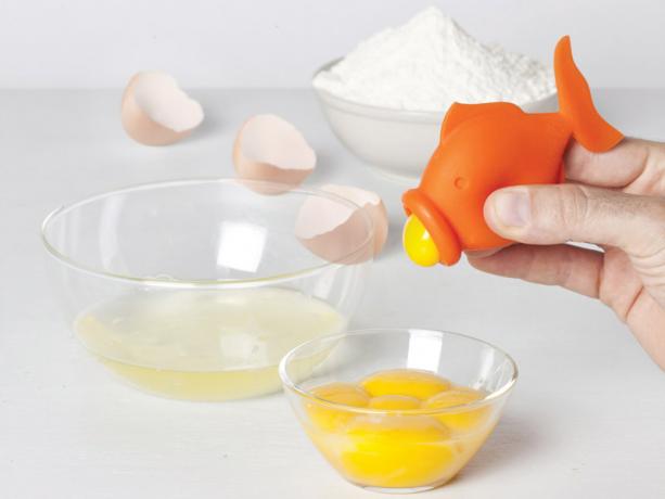 The device for separating the yolks from whites