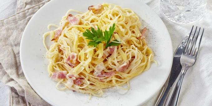 Pasta with bacon, ham and white wine