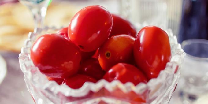 Spicy salted tomatoes with cloves and coriander