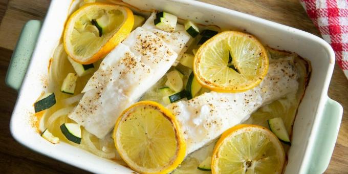 Cod baked in the oven with zucchini and lemon