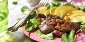 Warm salad with chicken liver and apple