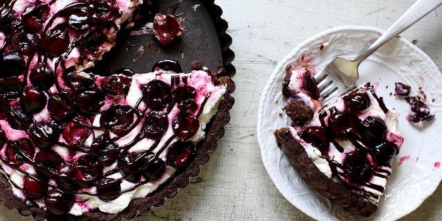cake recipe with cherries: Chocolate cake with baked cherry and whipped cream