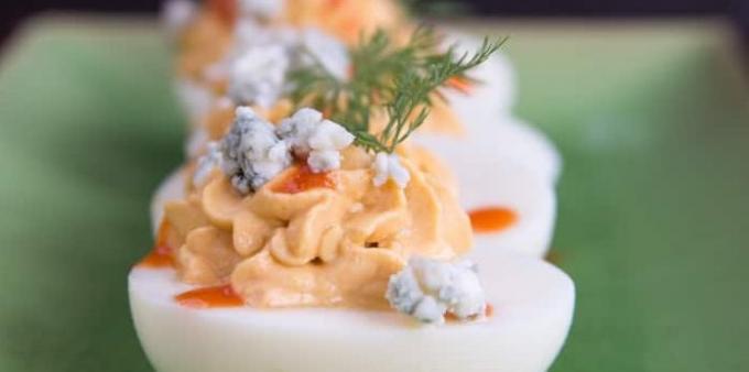 Stuffed eggs with blue cheese