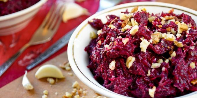 Salad with walnuts, chicken and beets