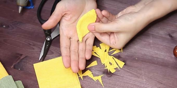 How to make a bouquet of candies with your own hands: cut the petals