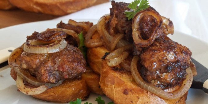 Crostini with chicken liver and onions