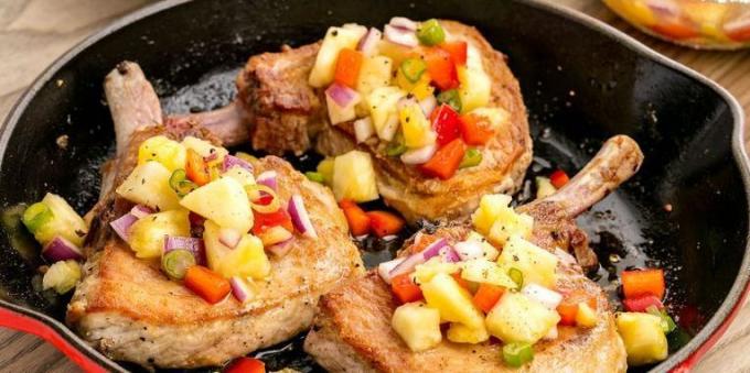 How to fry the pork on the bone with bell peppers and pineapple