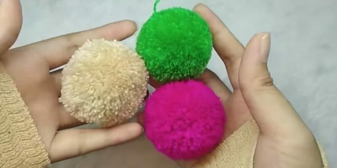 How to make a pompom using a rectangular cardboard template