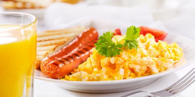 Scrambled eggs with tomatoes and onions