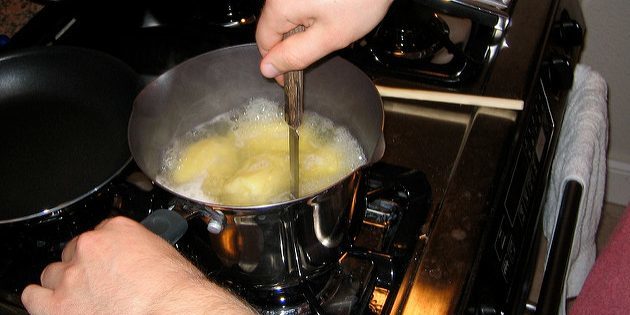 The recipe of mashed potatoes: potatoes willingness to check the knife