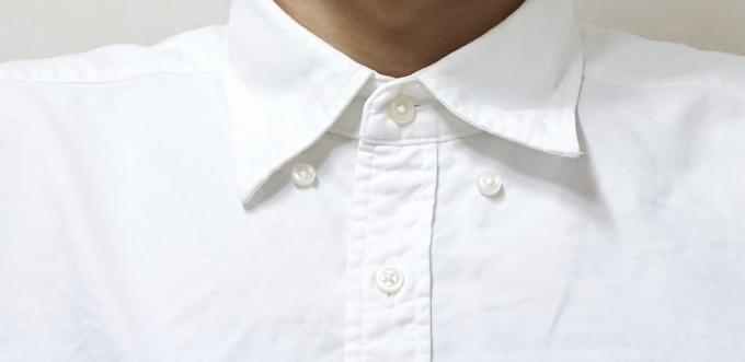 Horizontal loop for the top buttons of his shirt