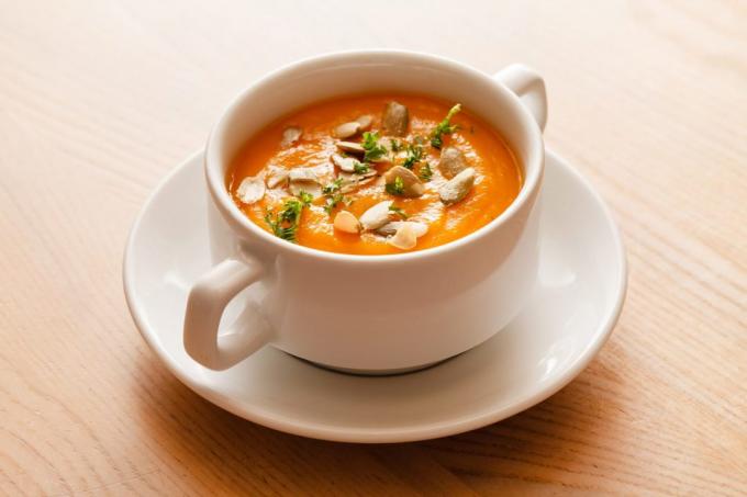 autumn recipes: Pumpkin soup with pistachios 