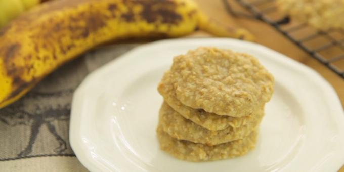 Simple oatmeal cookies with banana and coconut