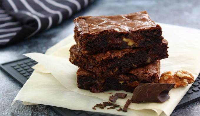 Brownie with walnuts and chocolate