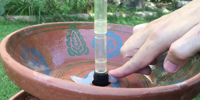 How to make a do-it-yourself fountain: cover the watering can with sealant