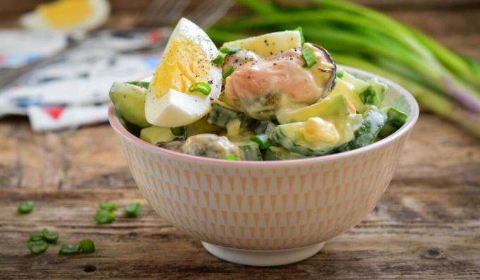 Salad with mussels, cucumber and eggs