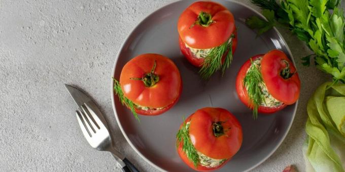 Tomatoes stuffed with chicken and eggs
