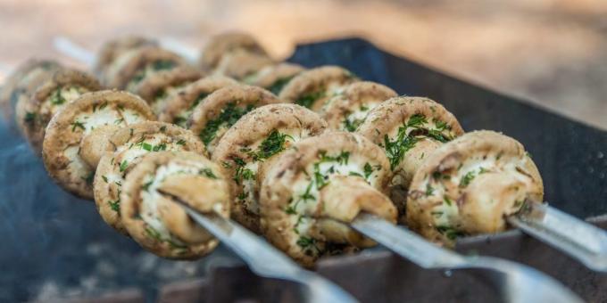 What to cook outdoors, except for meat: skewers of mushrooms with herbs