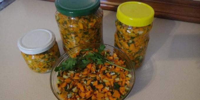 How to prepare for winter carrots: Spicy salad of carrots with greens