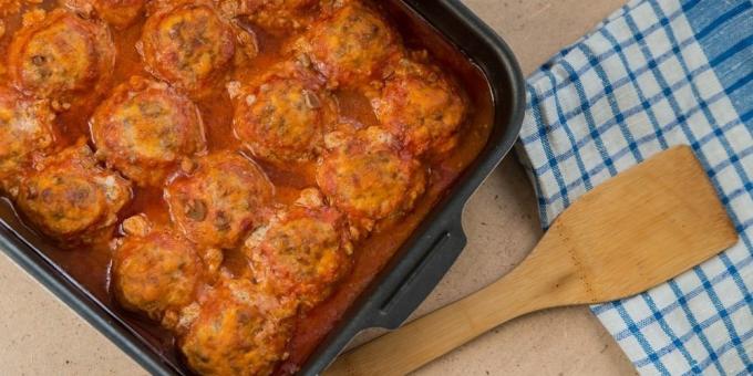 Beef dishes: Beef meatballs in tomato sauce