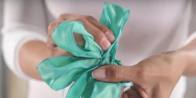 how to tie a bow: keep pulling loop