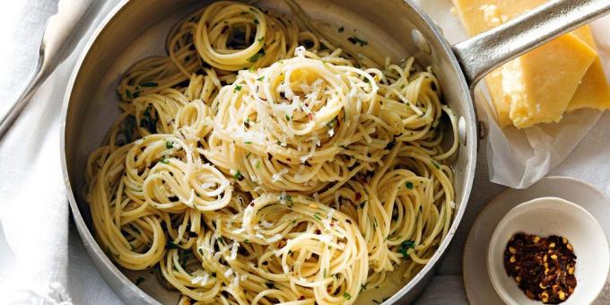 Dishes with garlic: Spaghetti Aglio e Olio