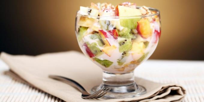 Fruit salad with yogurt and cookies