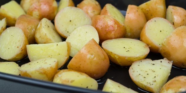 Baked new potatoes: a simple recipe