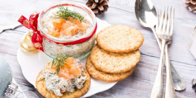 Appetizer with red fish and crackers