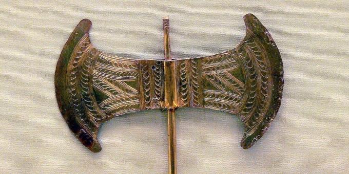 Misconceptions about Vikings: Viking's standard weapon is a double-edged ax