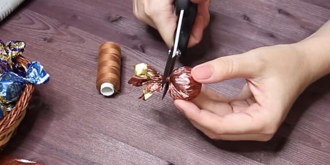 How to make a bouquet of candies with your own hands: wrap the candies