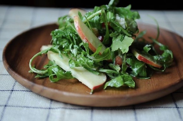 Vitamin salad with apple, arugula and goat cheese