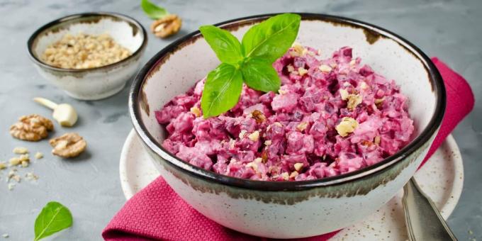Salad with chicken, beets and walnuts