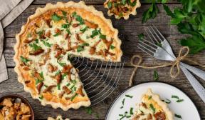 Delicate and fragrant quiche with chanterelles