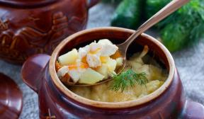 Chicken in pots with vegetables and cheese