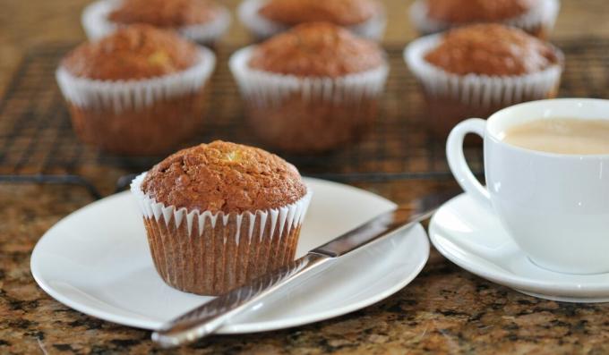 Gingerbread cakes with honey and cinnamon