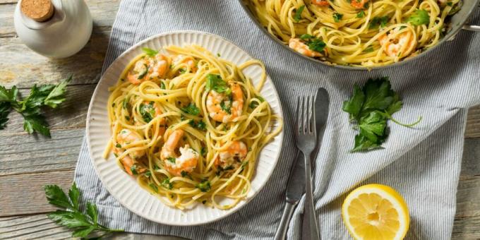 Pasta with shrimp and white wine