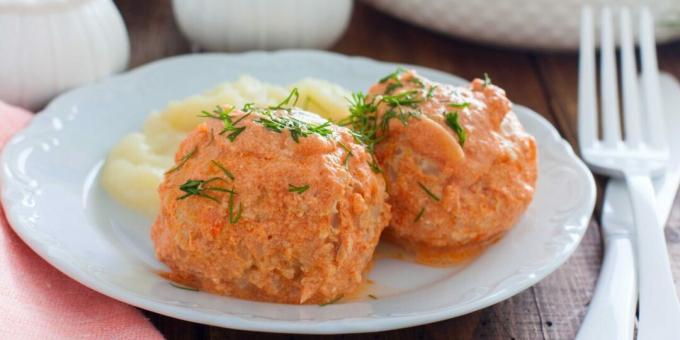 Lazy cabbage rolls with tomato-sour cream sauce