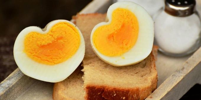 Boiled eggs with sour cream and bread - tasty and inexpensive