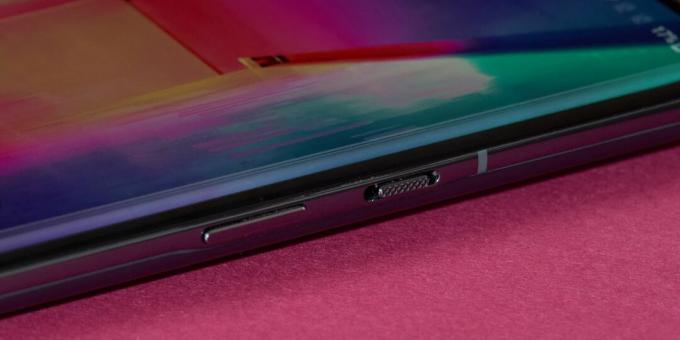 OnePlus 9 Pro: on the right side, in addition to the power key, there is a lever for notification modes