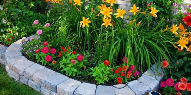 How to make a flower bed of stones with their hands