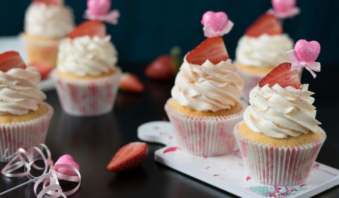 Vanilla cupcakes with champagne and butter cream