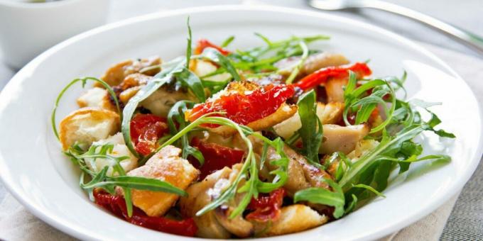 Salad with chicken and sun-dried tomatoes