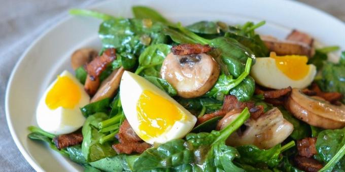 Salad with spinach, bacon and egg