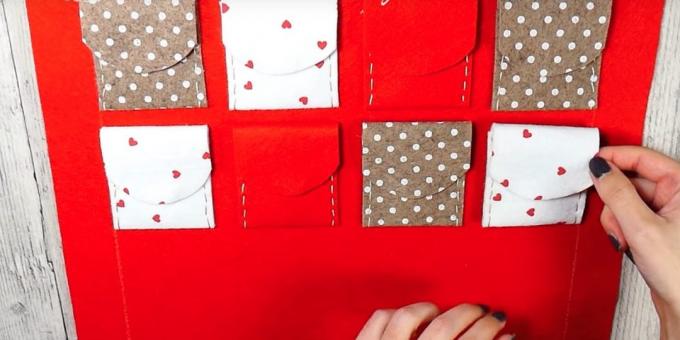 Advent calendar with your own hands: Stick to the base prepared pockets in several rows