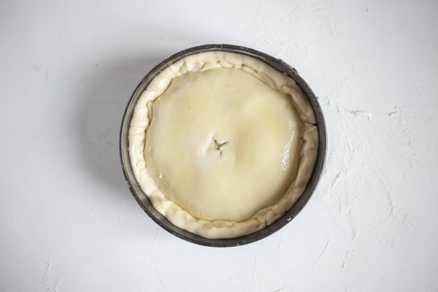 Italian cheese pie: recipe. Make a cruciform notch in the center of the pie