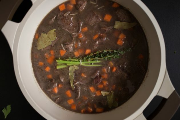 Burgundy beef: cover the meat with water