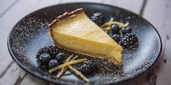 Cream lemon pie on shortcrust pastry