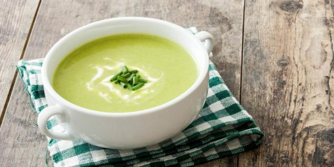 Creamy zucchini soup with cream